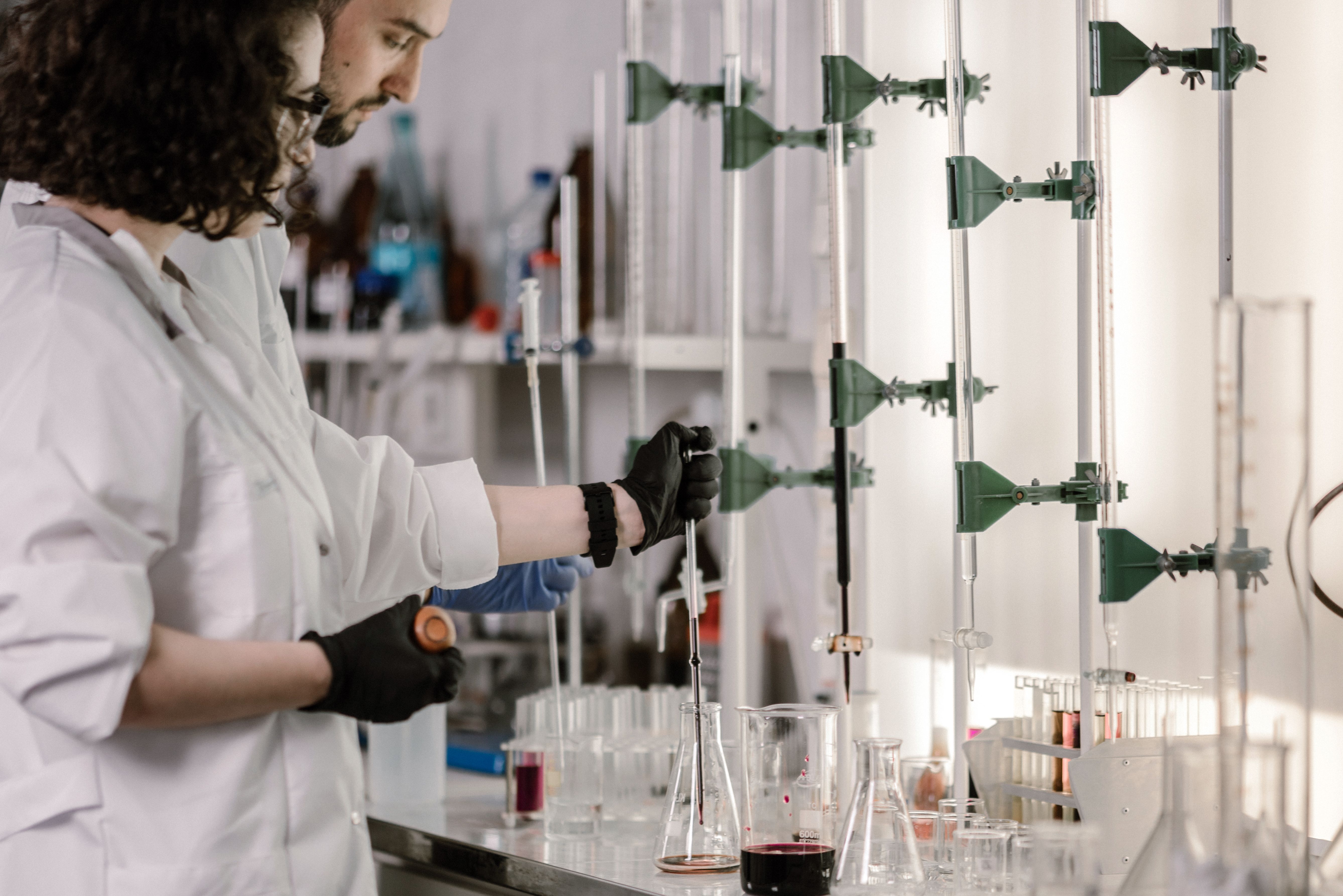 Científico en laboratorio